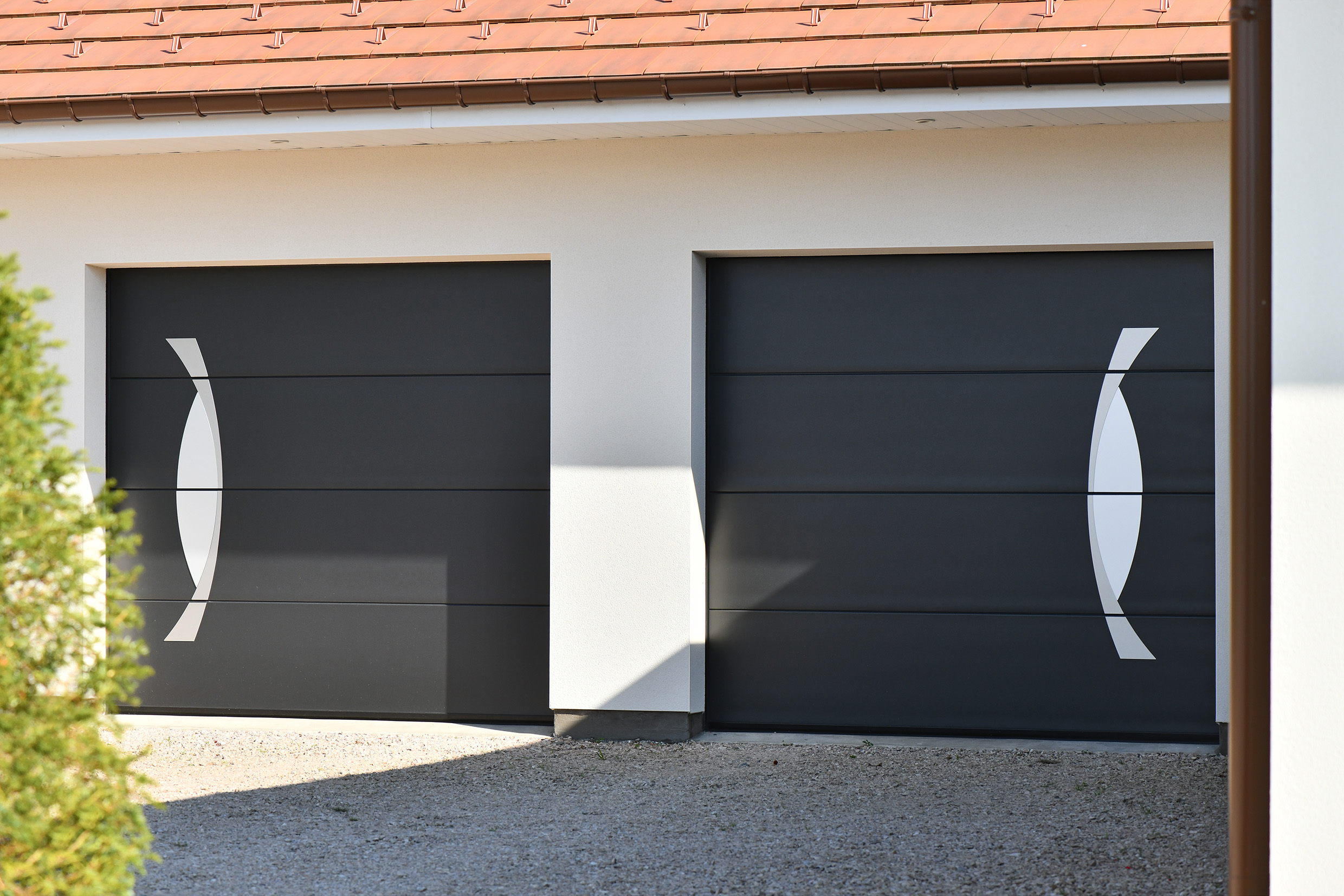 Double porte de garage posée chez particulier et professionnels par le Vitrier Picard basé à Saint-Paul (60)