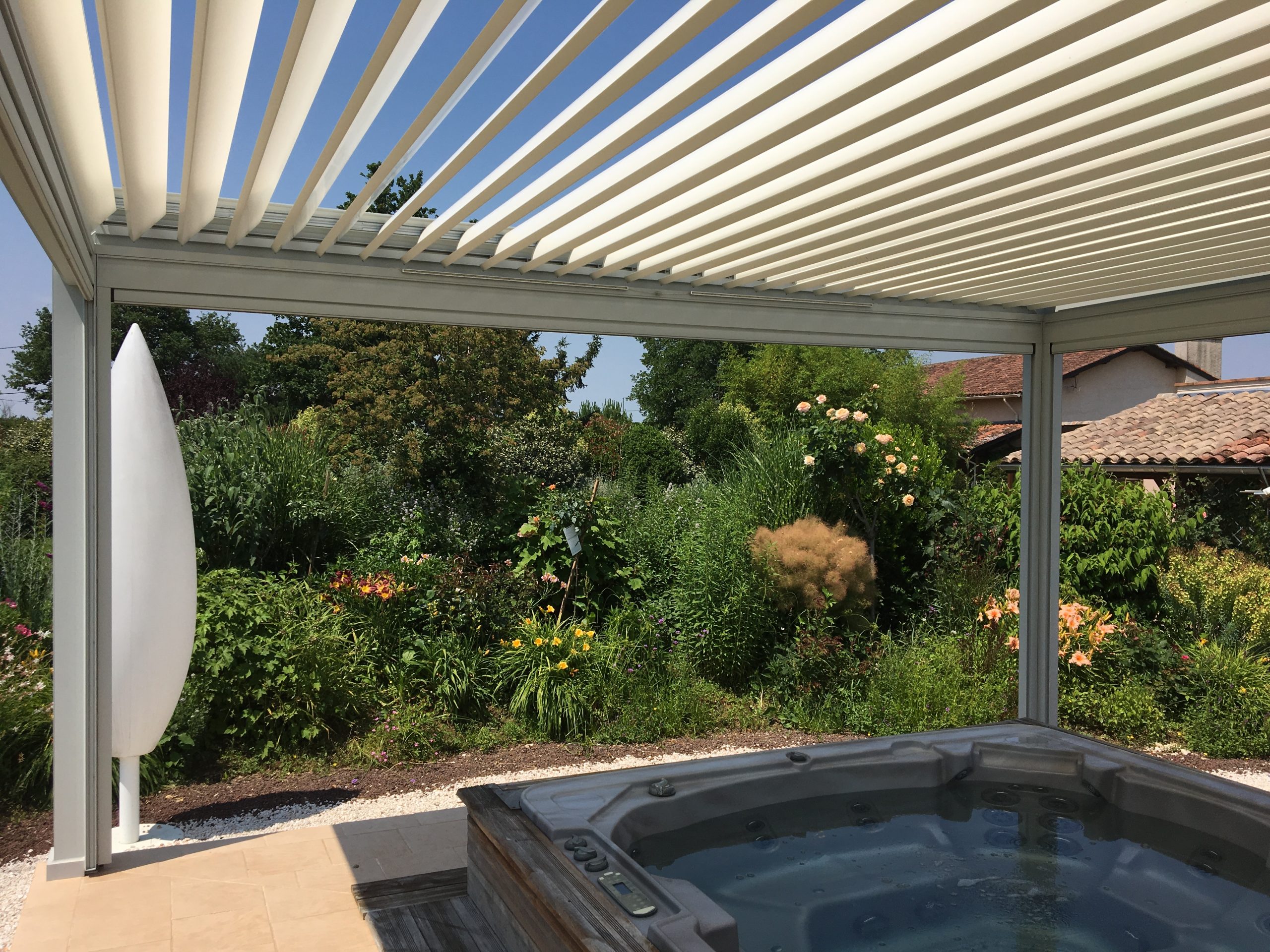 Pergola bioclimatique réalisée par le Vitrier Picard dans l'Oise