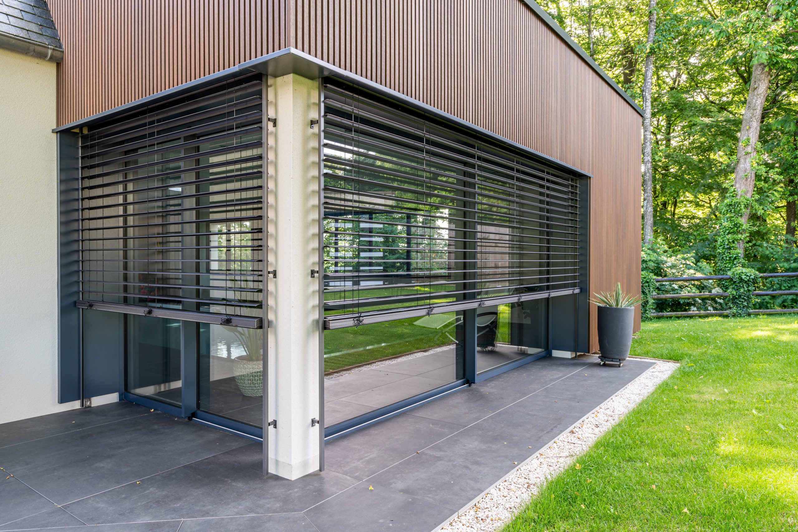 Brise soleil installé par le Vitrier Picard dans l'Oise. Vitrier Picard qui est un vitrier, serrurier et menuisier artisan et professionnel basé à Saint-Paul (60)